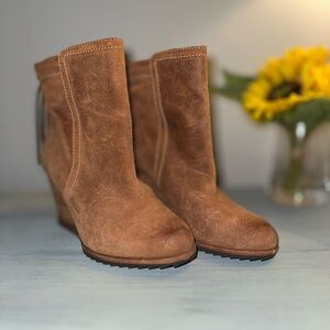 Dr. Scholl’s suede wedge boots